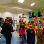 Wybieranie farbek przez dzieci na zajęcia plastyczne w Lublinie