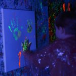 Malowanie neonami dla dzieci w studiu artystycznym Kraków