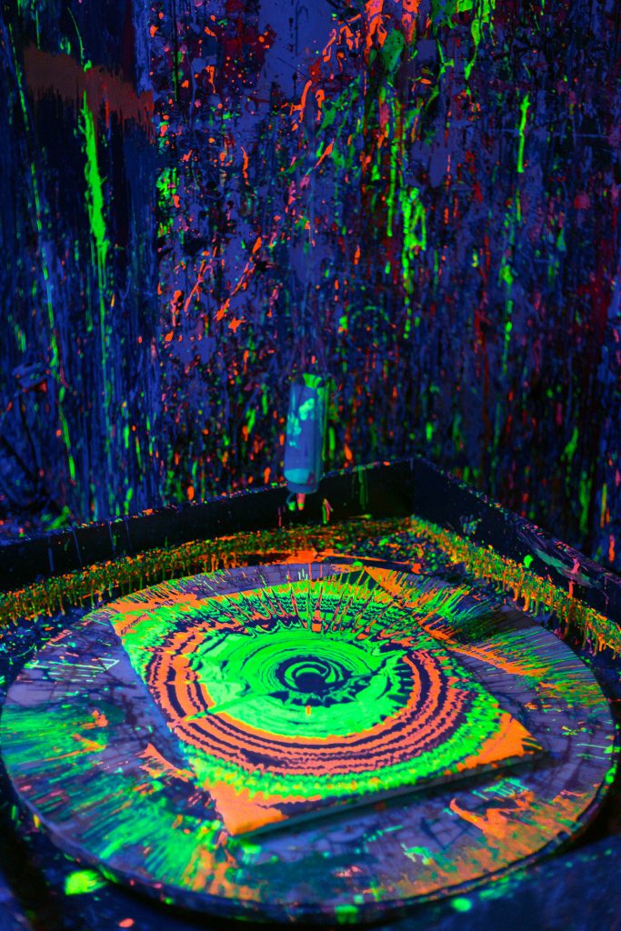 Obraz neonowy w studiu artystycznym