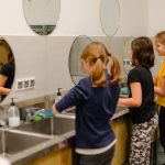 Dzieci myjące ręce z farby po zajęciach malarskich w Pigcasso