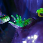 Ręce pomalowane farbą FLUO po kreatywnych zajęciach