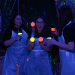 Prezent na malowanie farbami neonowymi poprzez chlapanie