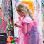 Dzieci na zajęciach plastycznych w Krakowie