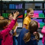 Wybieranie farbek przez dzieci na zajęcia plastyczne w Pigcasso