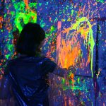 Malowanie neonami w ciemności