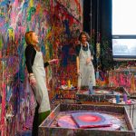 Dorośli na sali do spin artu w Pigcasso