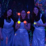 Malowanie neonami w studiu artystycznym