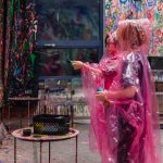 Dzieci w sali do kreatywnego action paintingu