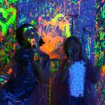 Malowanie w ciemności podczas zajęć FLUO w Pigcasso