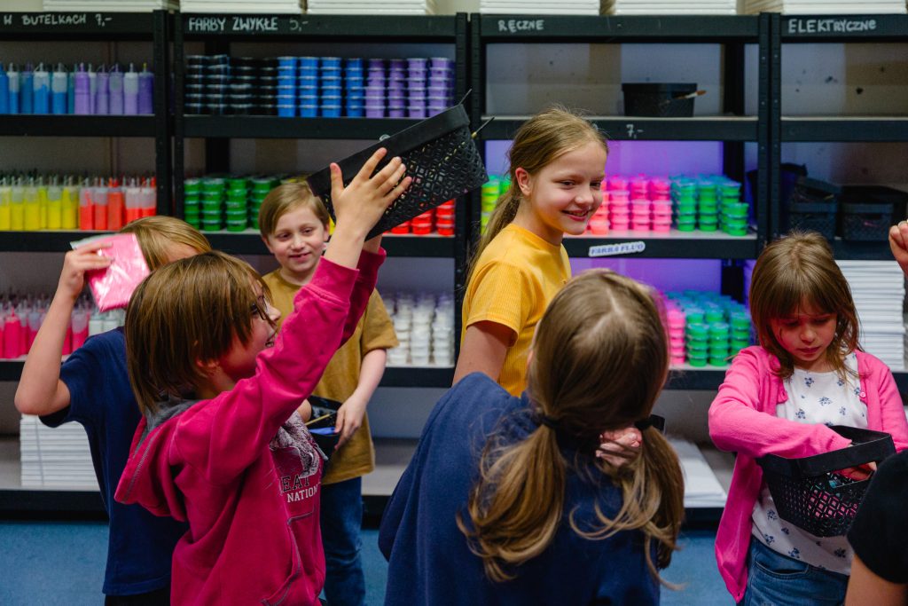 Wybieranie farbek przez dzieci do kreatywnego malowania w studiu Pigcasso