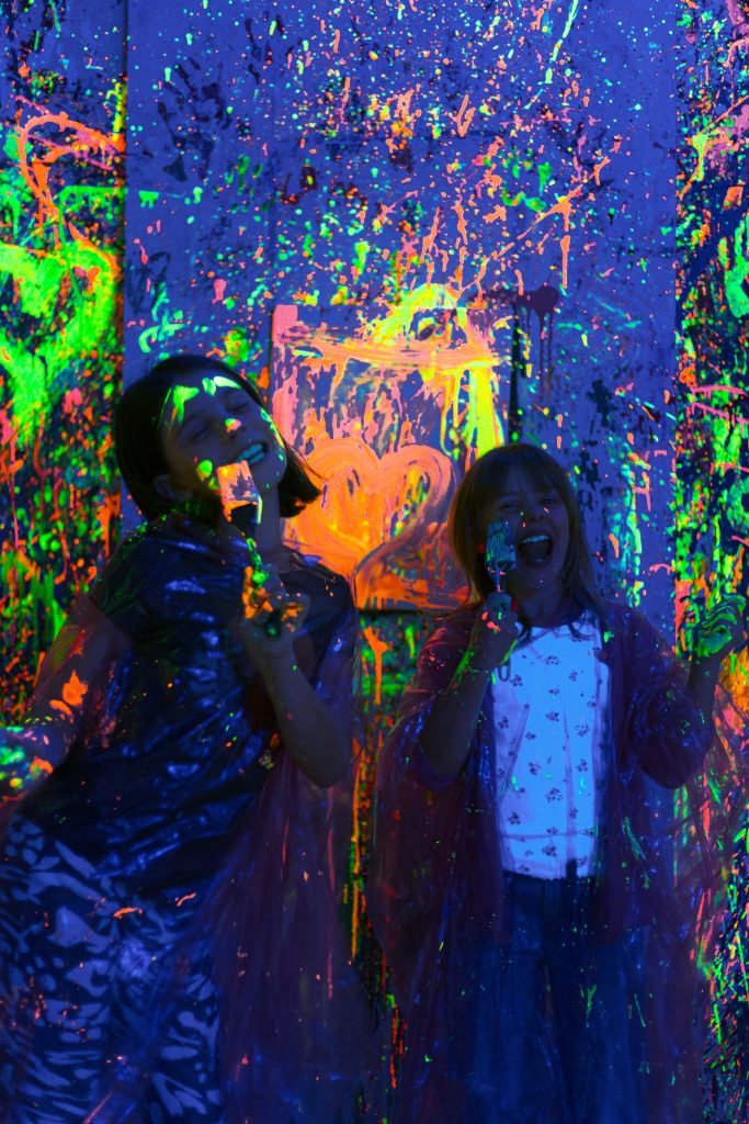 Malowanie farbami FLUO dla dzieci