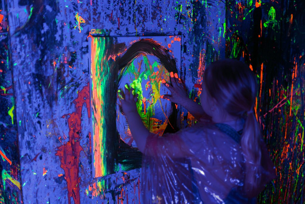 Urodziny dla dzieci - malowanie w świetle fluo