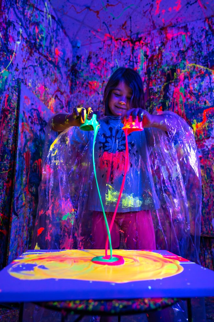 Malowanie w świetle fluo na urodzinach w Pigcasso w Poznaniu