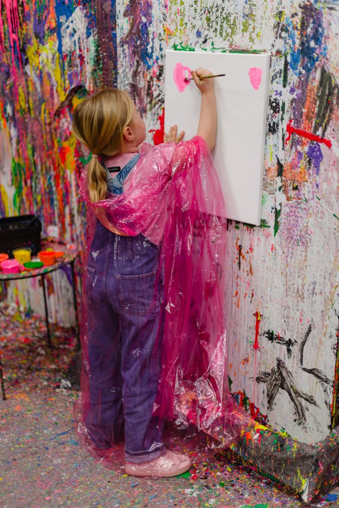 Malowanie przez chlapanie na urodzinach w Pigcasso