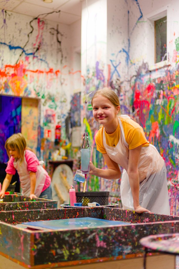 Malowanie na stołach obrotowych na urodzinach w Pigcasso